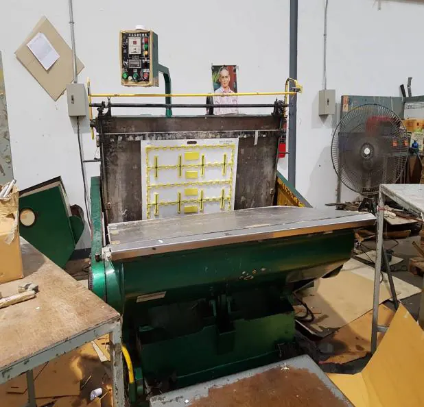 Small-format die cutter